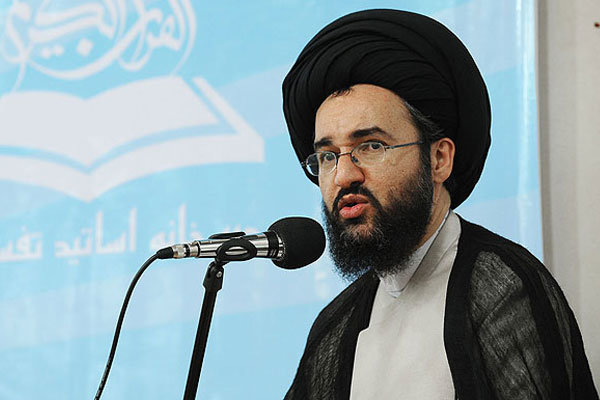انقلاب اسلامی تفکر مادی گرایانه غرب را به چالش کشید