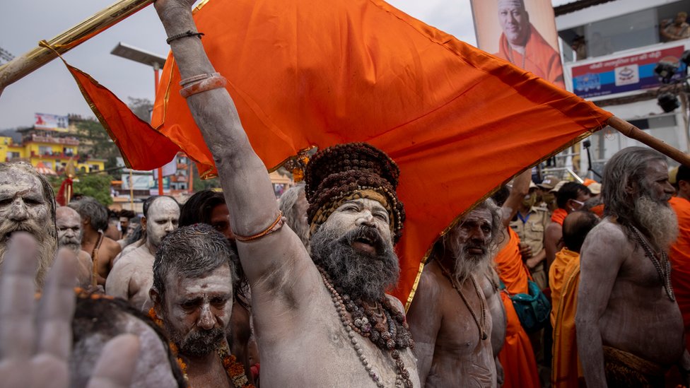 غسل دسته جمعی هزاران هندو در سایه کرونا