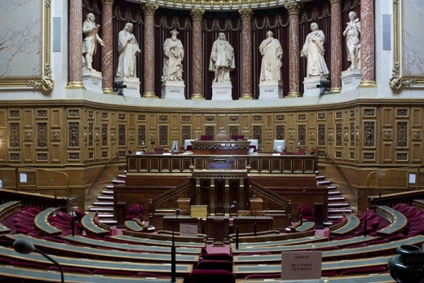 ممنوعیت حجاب افراد زیر 18 سال در پارلمان فرانسه تصویب شد