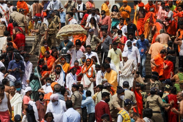 غسل دسته جمعی هزاران هندو در سایه کرونا