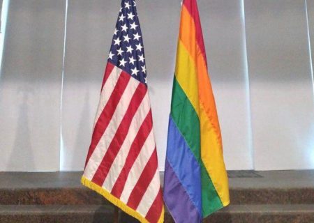 بحرینی ها نصب پرچم همجنس گرایان بر سفارت آمریکا را محکوم کردند