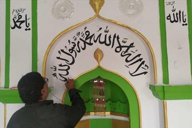 خوشنویسی هنرمند هندو بر دیوارهای مساجد هند