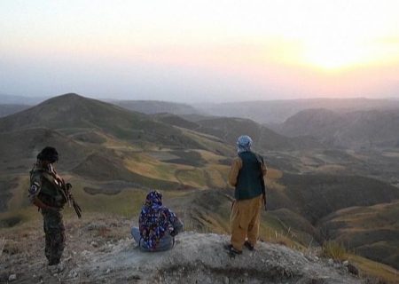 زنی که به بسیج نیروها علیه طالبان کمک می‌کند