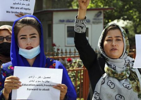 زنان افغان در اعتراض به پوشش‌های «وارداتی» اسلامی کارزار #به لباسم دست نزن را آغاز کردند