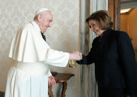 «جدایی دین از سیاست»؛ توجیه پاپ برای دیدار با نانسی پلوسی
