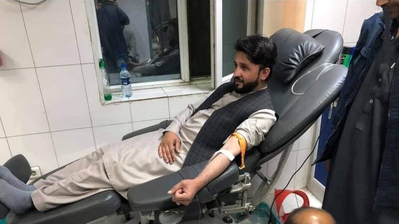 اهدای خون جوانان اهل سنت به زخمیان حمله تروریستی مسجد شیعیان قندوز