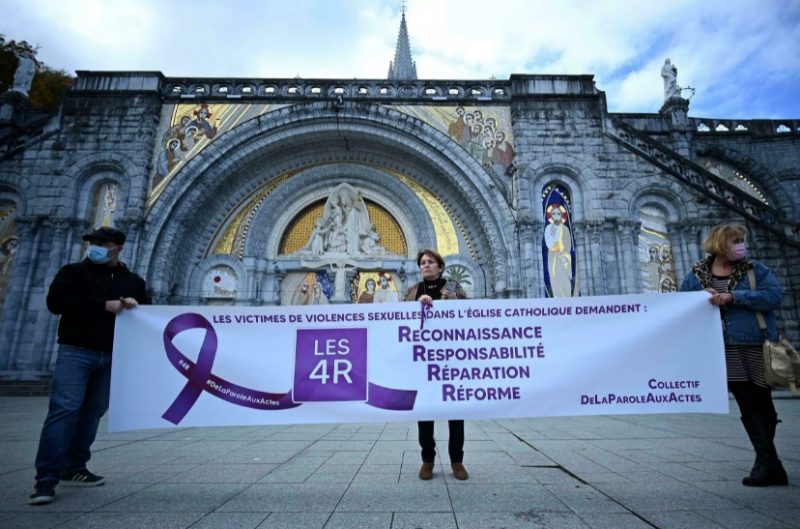 اسقف‌های کلیسای فرانسه به خاطر دهه‌ها آزار جنسی زانو زدند
