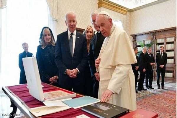 پاپ به نمایندگی از شیخ الازهر، سند برادری انسانی را به رئیس جمهور آمریکا اهدا کرد
