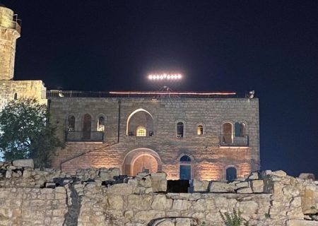 نصب نماد جشن یهویان بر بام مسجد تاریخی فلسطین