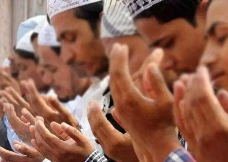 مرد هندو مذهب بام خانه خود را به برپایی نمازجمعه اختصاص داد