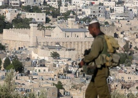 دستگیری یک فلسطینی توسط نیروهای اسرائیل در مسجد ابراهیمی