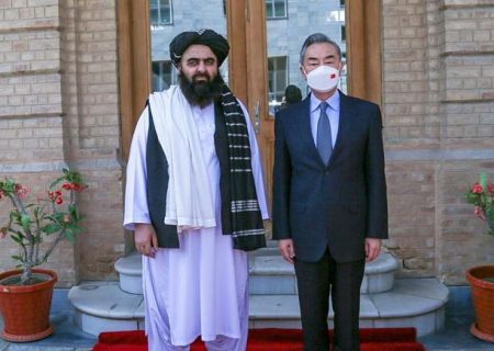 وزیر خارجه چین در سفری «غیرمنتظره» به کابل با مقام‌های طالبان دیدار کرد 