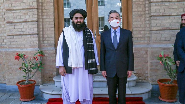 وزیر خارجه چین در سفری «غیرمنتظره» به کابل با مقام‌های طالبان دیدار کرد 