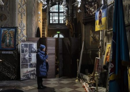 تلاش مردم اوکراین برای محافظت از کلیساهای تاریخی این کشور