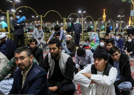دانشجویان افغانستانی مقیم ایران در محکومیت حادثه تروریستی حرم رضوی تجمع می‌کنند