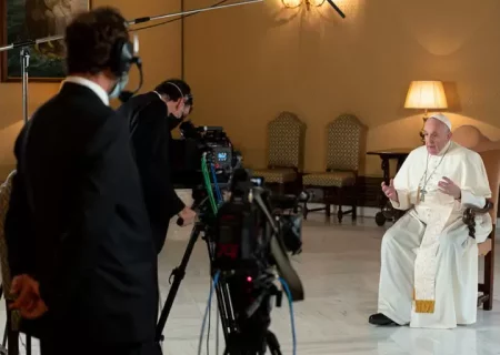 مینی‌سریال مستند داستان های یک نسل – همراه با پاپ فرانسیس