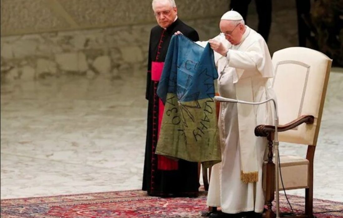 پاپ فرانسیس بر پرچم اوکراین بوسه زد