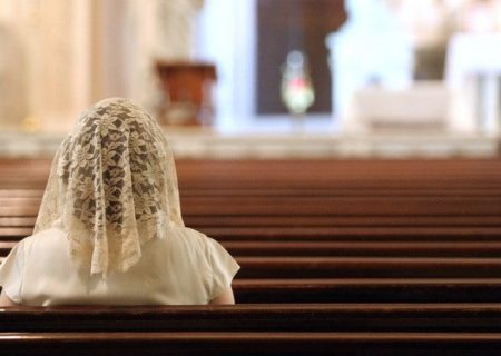 چرا نسل جدید زنان کاتولیک هنگام عبادت حجاب می‌پوشند؟