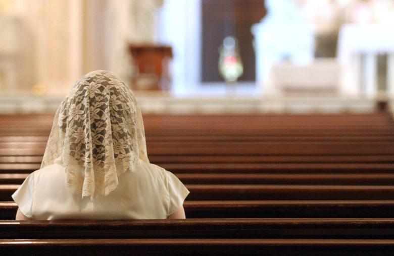 چرا نسل جدید زنان کاتولیک هنگام عبادت حجاب می‌پوشند؟