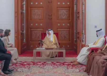 پادشاه بحرین در دیدار با هیئت صهیونیستی: شما فقط می‌توانید مخالف رفتار برخی افراد باشید، اما نه مخالف مذهب