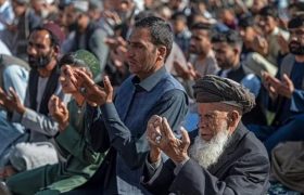 رهبر طالبان در حضوری نادر در مراسم نماز عید فطر قندهار شرکت کرد