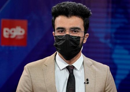مجریان مرد افغانستان برای همبستگی با همکاران زن ماسک به صورت زدند