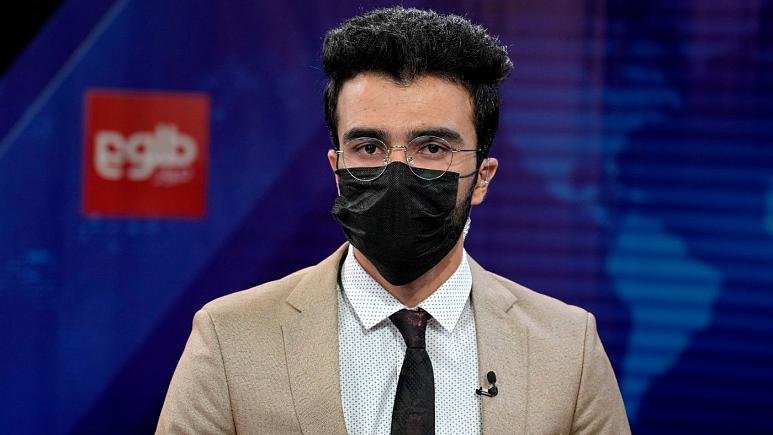 مجریان مرد افغانستان برای همبستگی با همکاران زن ماسک به صورت زدند