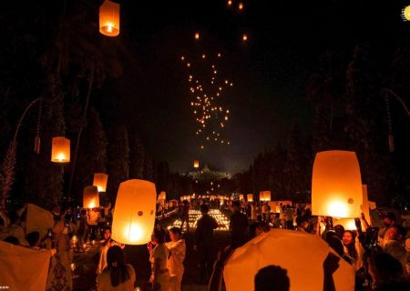 تصاویری از مراسم سالروز تولد بودا در اندونزی و فرستادن هزاران بالن به آسمان