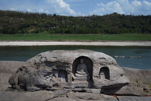 کشف مجسمه های بودایی بر اثر خشکسالی