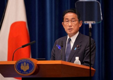 نخست وزیر ژاپن به دلیل روابط اعضای حزبش با جنبش مذهبی جنجالی عذرخواهی کرد