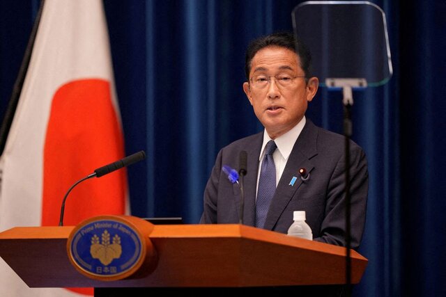 نخست وزیر ژاپن به دلیل روابط اعضای حزبش با جنبش مذهبی جنجالی عذرخواهی کرد