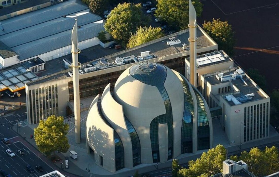 پخش اذان برای نخستین بار از بلندگوی بزرگترین مسجد آلمان