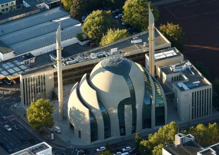 پخش اذان برای نخستین بار از بلندگوی بزرگترین مسجد آلمان