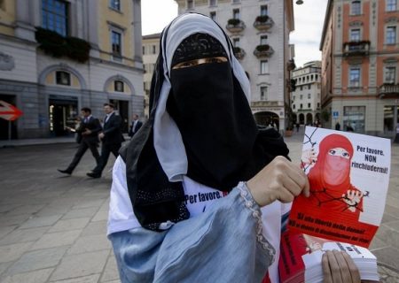 سوئیس در پی تعیین مجازات برای پوشیدن برقع در مکان‌های عمومی