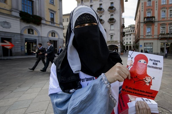 سوئیس در پی تعیین مجازات برای پوشیدن برقع در مکان‌های عمومی