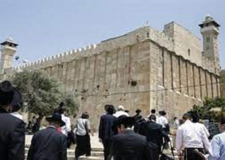 فعال فلسطینی خواستار وادار کردن اشغالگران به توقف هتک حرمت مسجد ابراهیمی شد