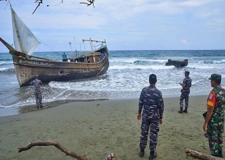 نجات مسلمانان روهینگیایی پس از یک ماه سرگردانی در دریا