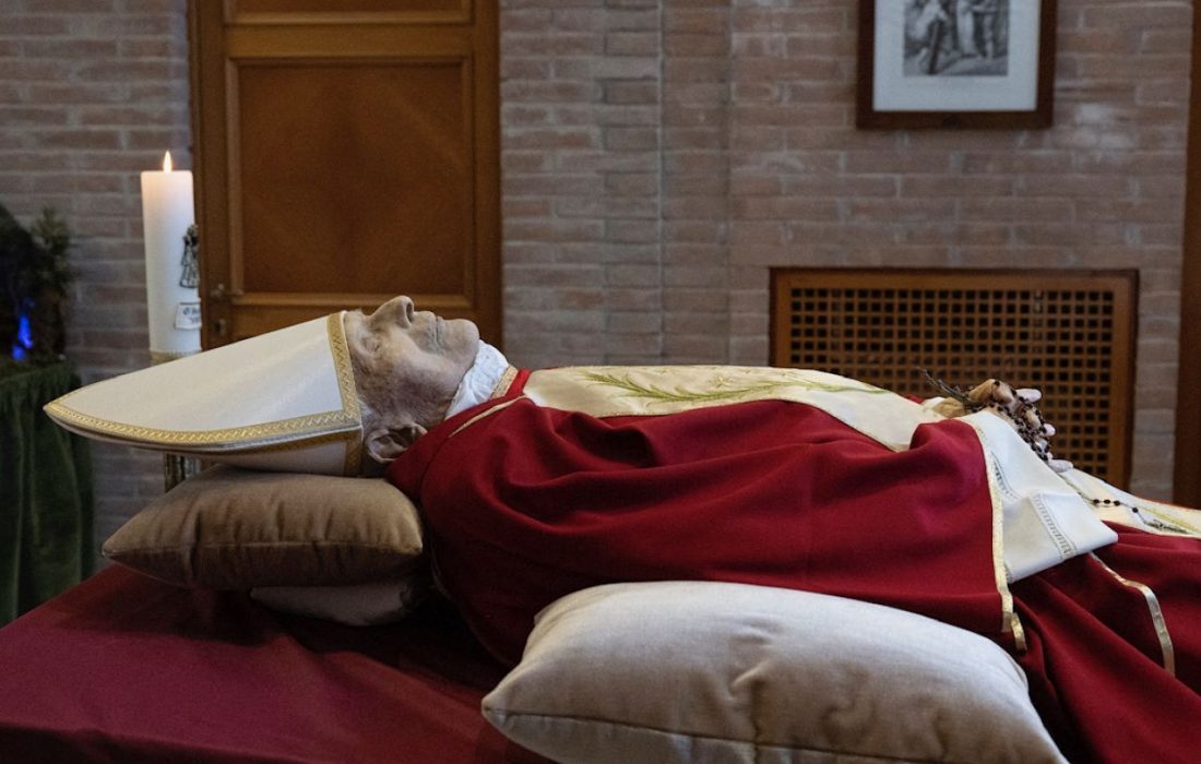 ادای احترام به جسد پاپ بندیکت شانزدهم در واتیکان + تصاویر