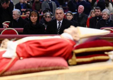 تصاویری از ادای احترام سیاستمداران و مردم به جسد پاپ سابق / پاپ‌ها چگونه دفن می‌شوند؟