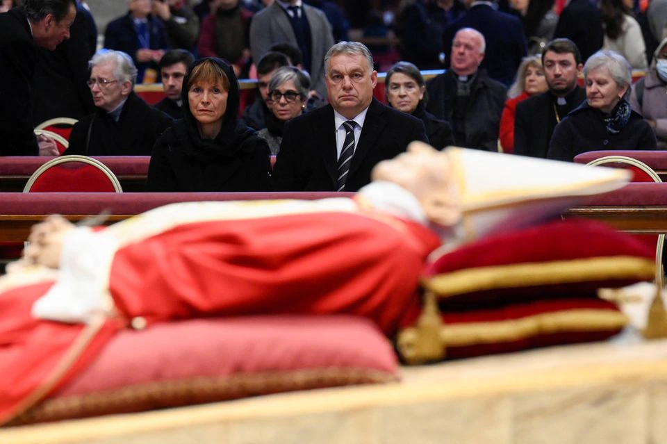 تصاویری از ادای احترام سیاستمداران و مردم به جسد پاپ سابق / پاپ‌ها چگونه دفن می‌شوند؟