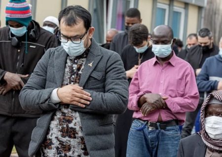 نماز خواندن در اماکن عمومی فرانسه جنجالی شد