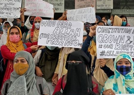 بستن دروازه های آموزش با ممنوعیت حجاب / نقض حقوق دانش آموزان مسلمان در هند