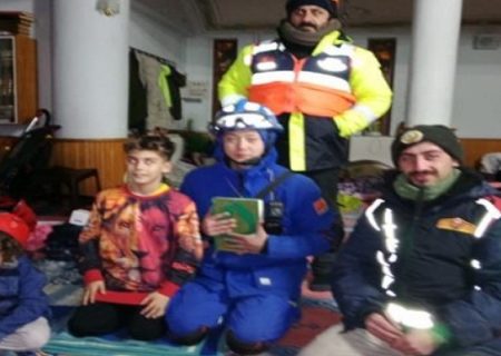 اسلام‌آوردن امدادگر چینی پس از یافتن نسخه‌ای از قرآن از زیر آوار در ترکیه
