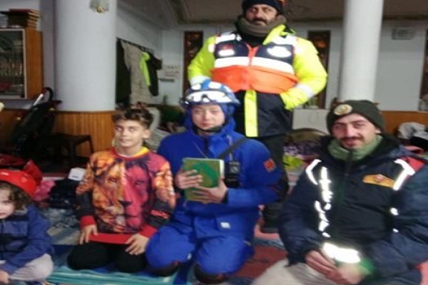 اسلام‌آوردن امدادگر چینی پس از یافتن نسخه‌ای از قرآن از زیر آوار در ترکیه