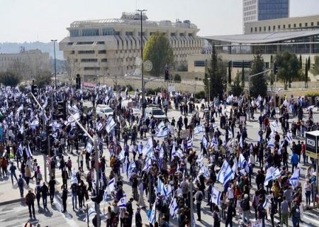 ۲۰ هزار صهیونیست معترض مقابل کنست تجمع کردند