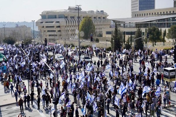 ۲۰ هزار صهیونیست معترض مقابل کنست تجمع کردند