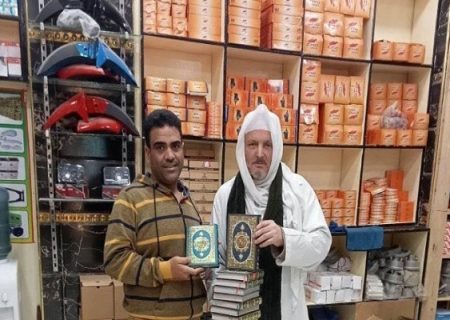 اهدای قرآن توسط یک مسیحی مصری برای شرکت کنندگان مسابقه قرآنی