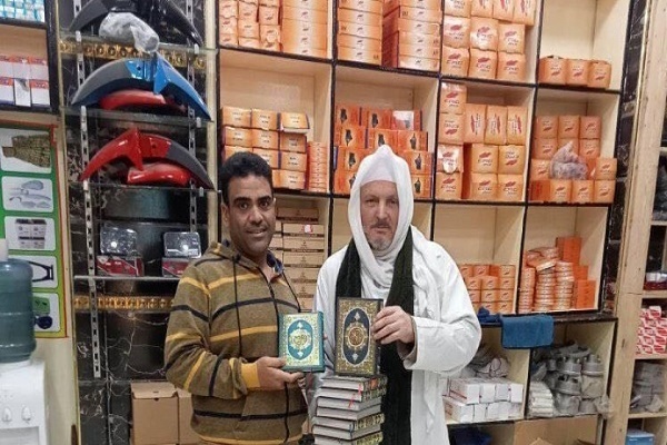 اهدای قرآن توسط یک مسیحی مصری برای شرکت کنندگان مسابقه قرآنی