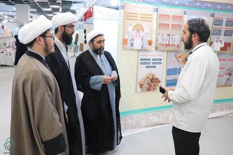 ارائه مشاوره های تخصصی فرق و ادیان در نمایشگاه قرآن و عترت مشهد
