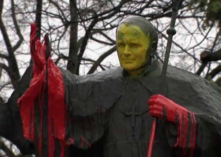 ماجرای پاشیدن رنگ قرمز بر روی مجسمه پاپ ژان پل دوم چه بود؟